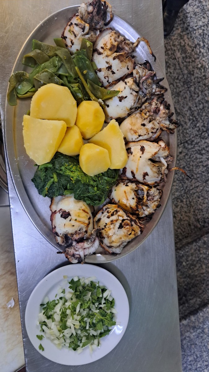 Chocos grelhados com batata cozida e legumes