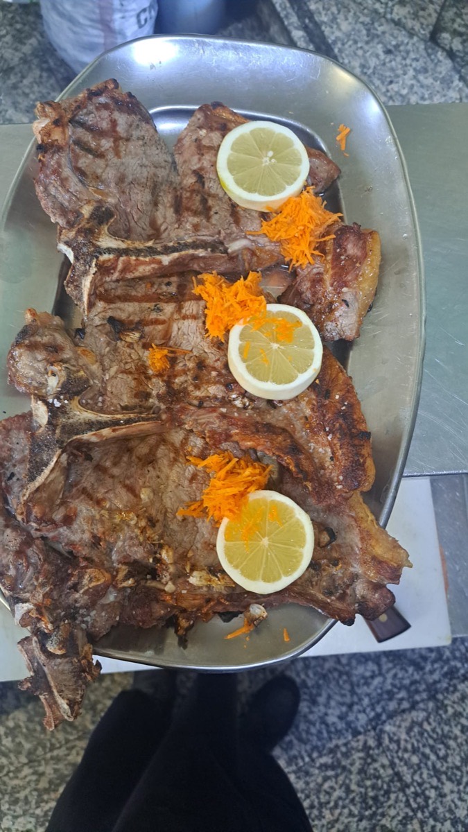 Costeletas grelhadas na brasa com limão