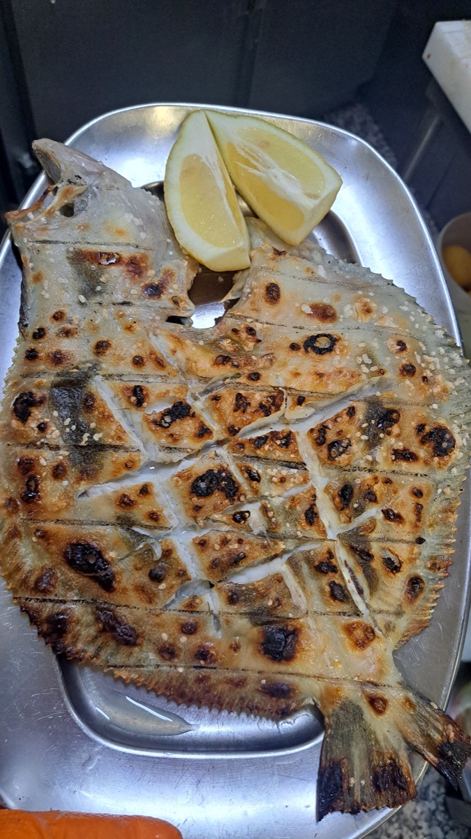 Peixe inteiro grelhado com limão