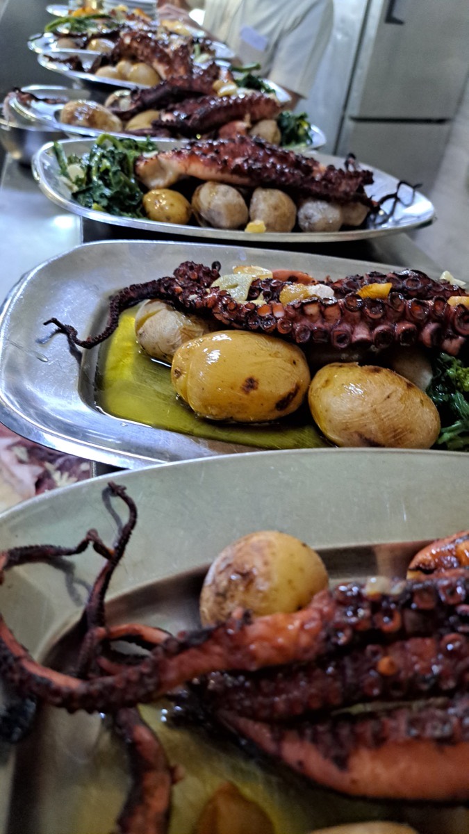 Polvo à lagareiro com batata a murro e grelos
