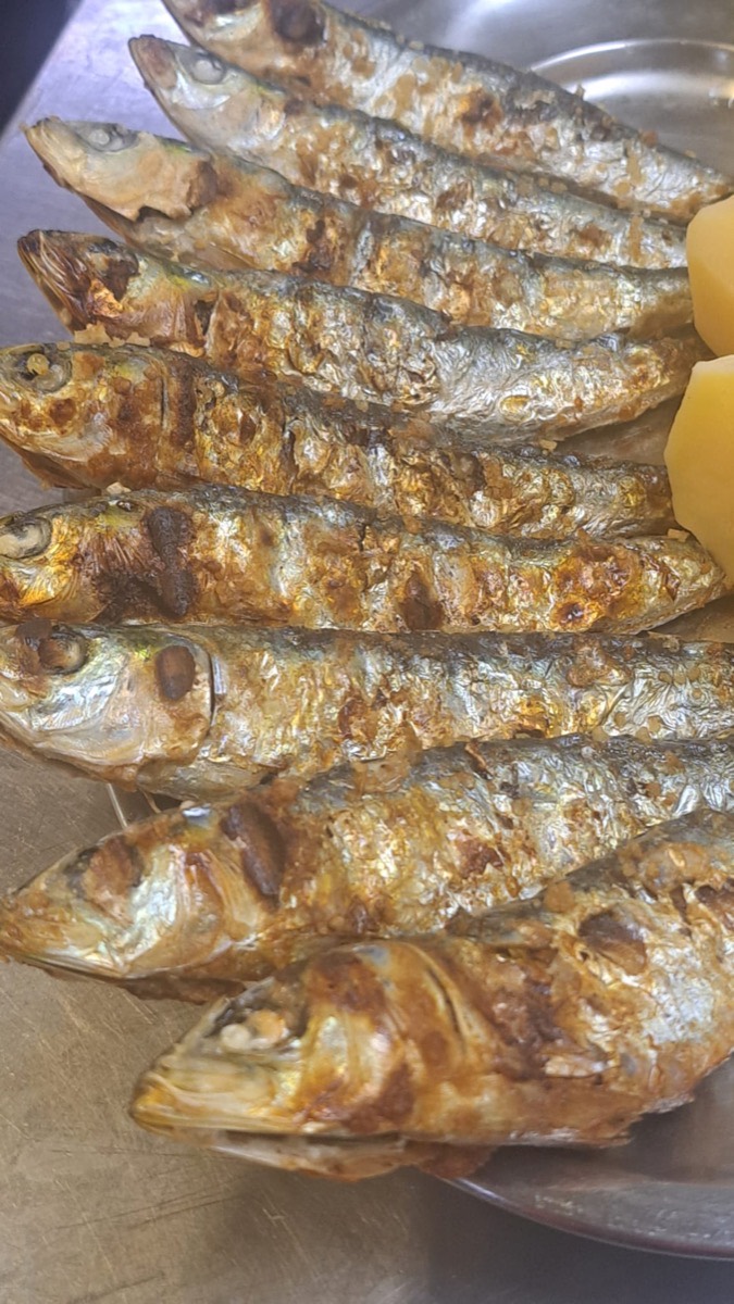 Sardinhas grelhadas na brasa com batata cozida