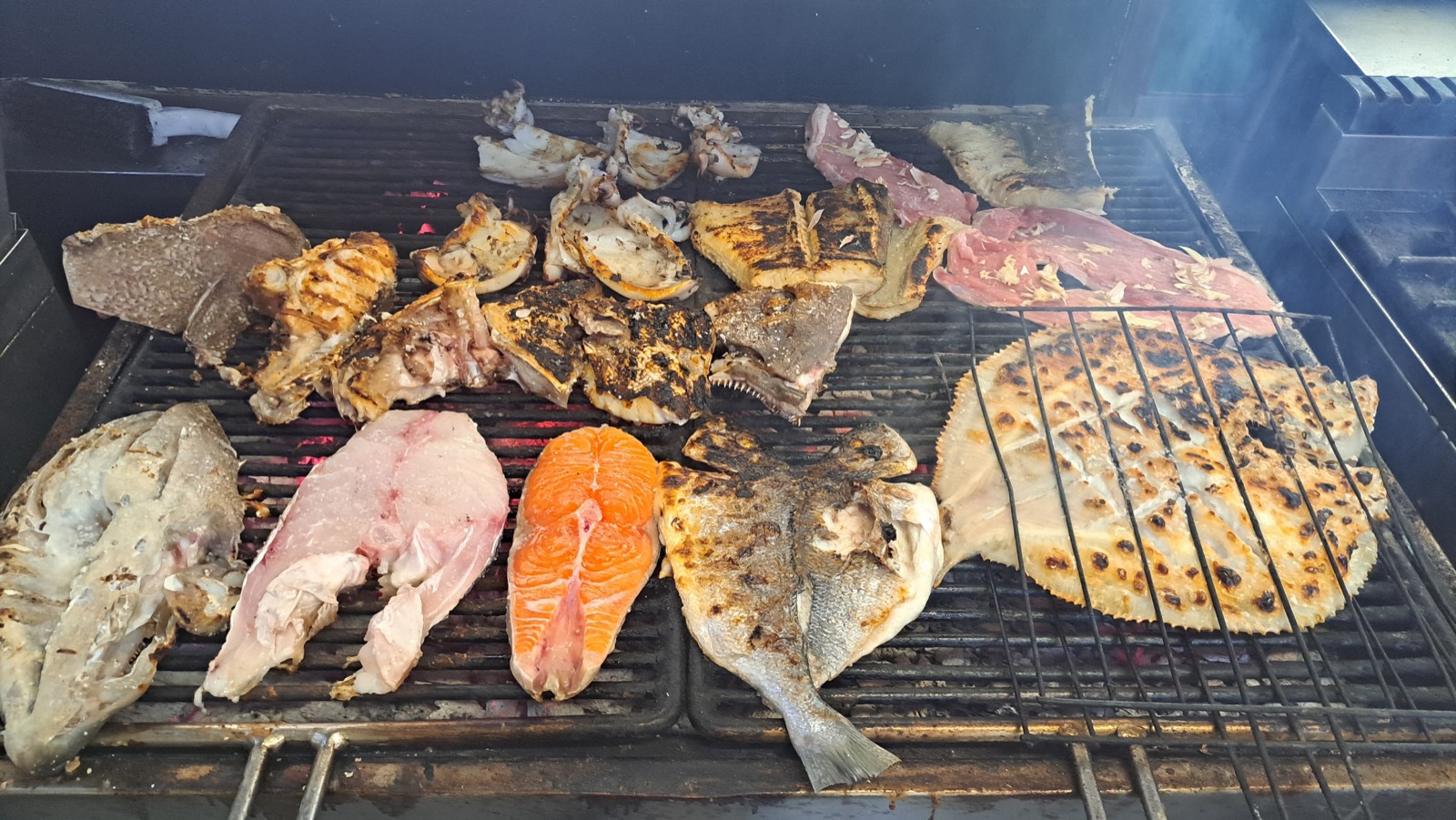 Grelhados na brasa - peixe fresco no carvão